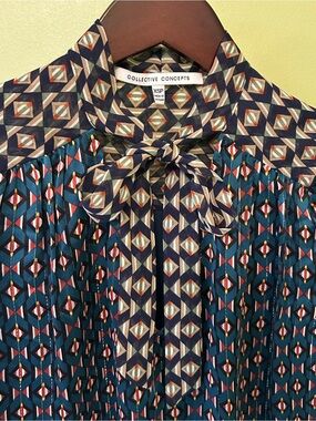 Collective Concepts Flowy Womens LS Blouse Size XSP Geometric Tie-Neck Shirt